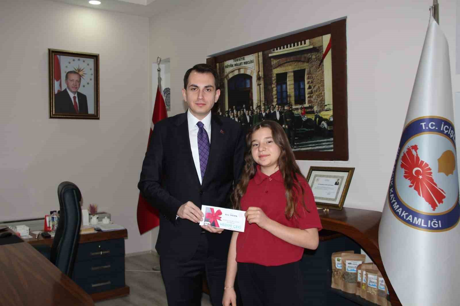 Hisarcık Kaymakamı Erkan Atam’dan il birincisi öğrencilere ödül
