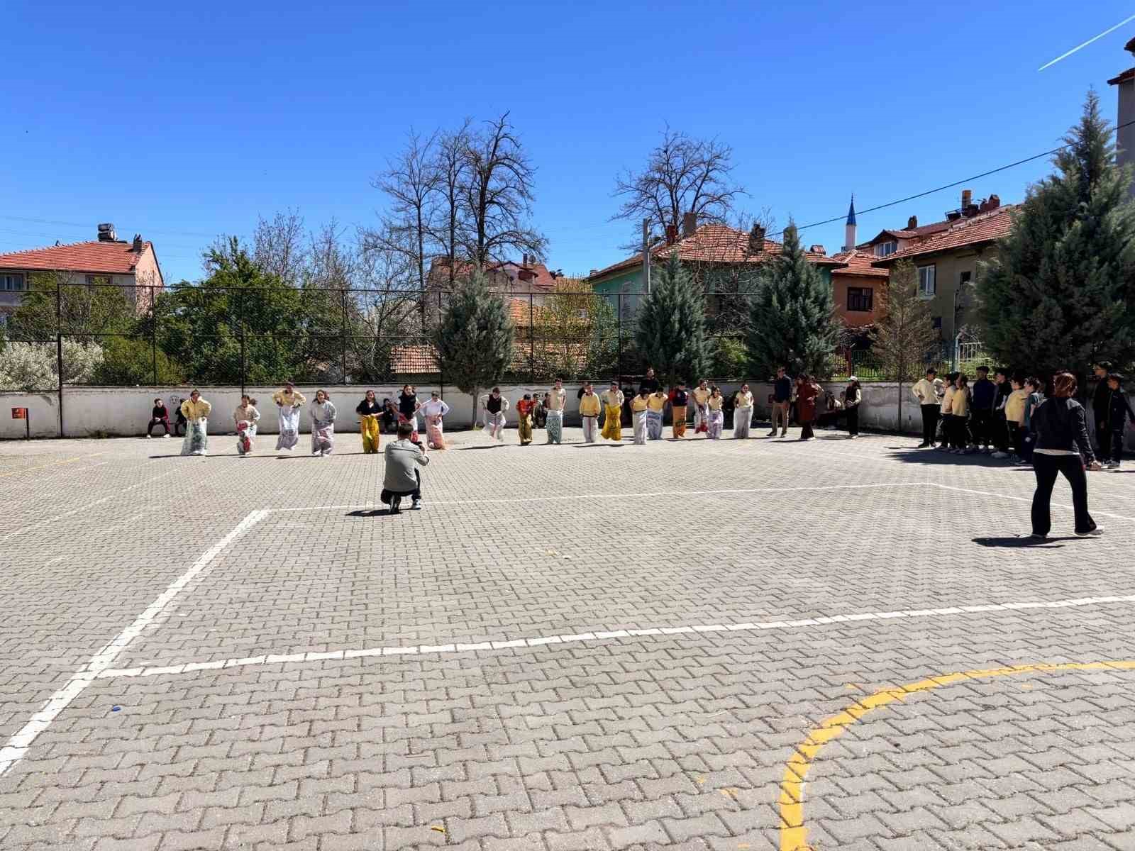 Hisarcık Şehitler Ortaokulu’nda çocuk oyunları şenliği
