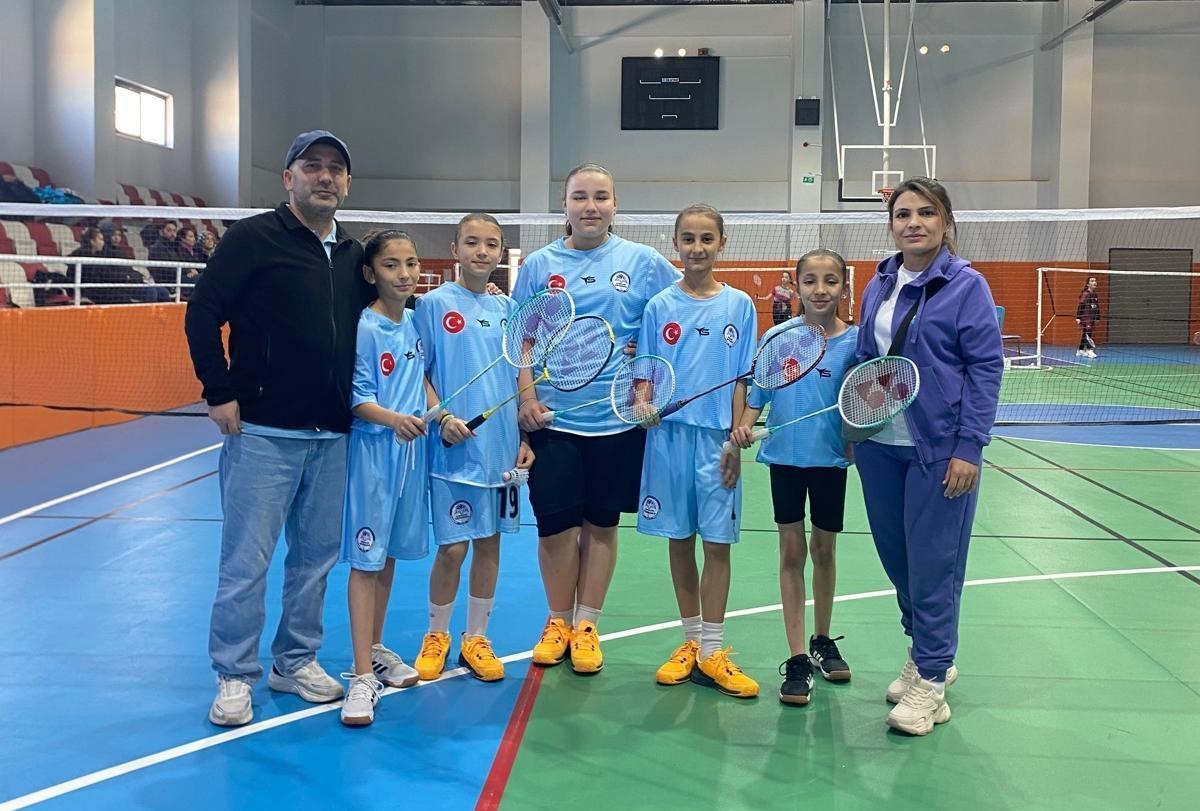 Hisarcık Şehitler Ortaokulu’nun badminton başarısı
