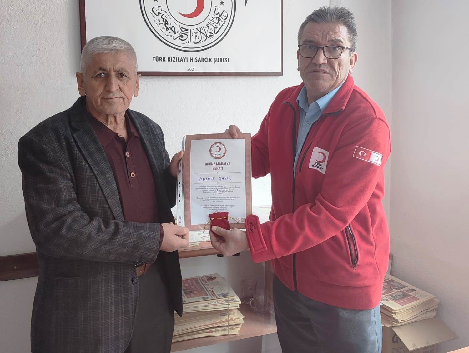 Hisarcık’ta 18 kez kan bağışı yapan esnafa bronz madalya
