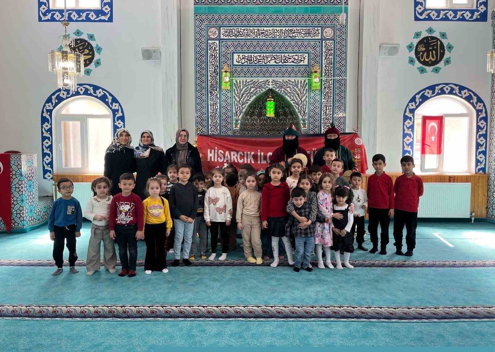 Hisarcık’ta 4-6 yaş Kur’an Kursu öğrencilerine Hacivat ve Karagöz gösterisi
