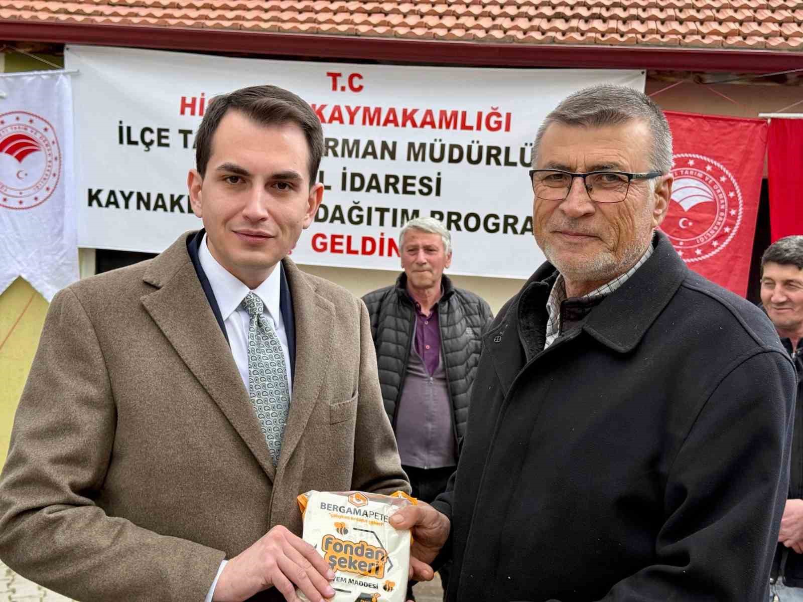Hisarcık’ta arı üreticilerine fondan şekeri, çiftçilere korunga tohumu dağıtıldı
