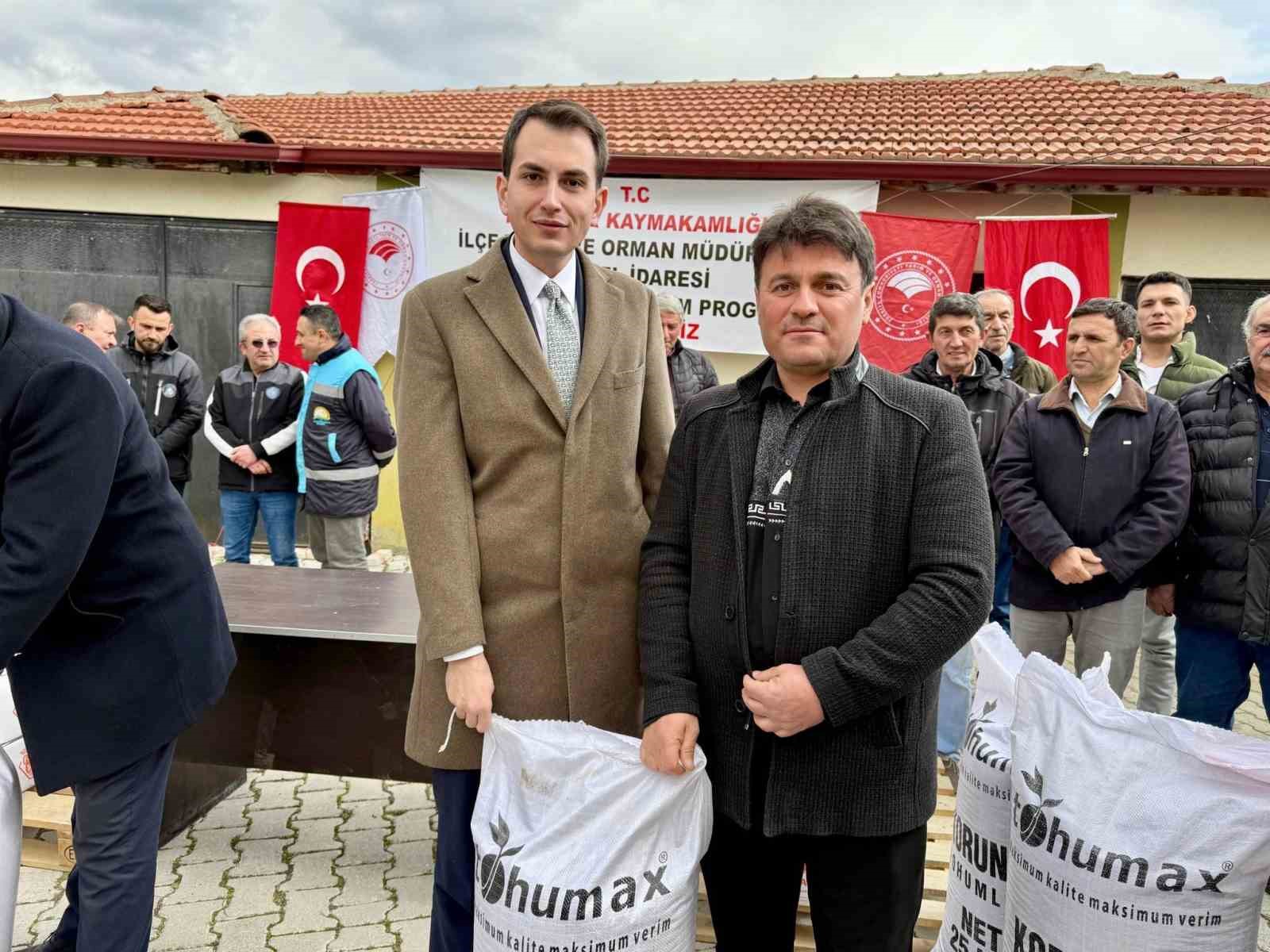 Hisarcık’ta arı üreticilerine fondan şekeri, çiftçilere korunga tohumu dağıtıldı
