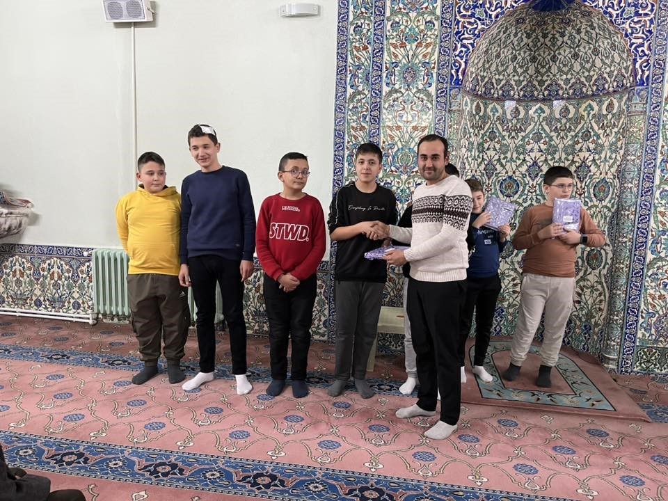 Hisarcık’ta camilerde müezzinlik yapan öğrenciler ödüllendirildi
