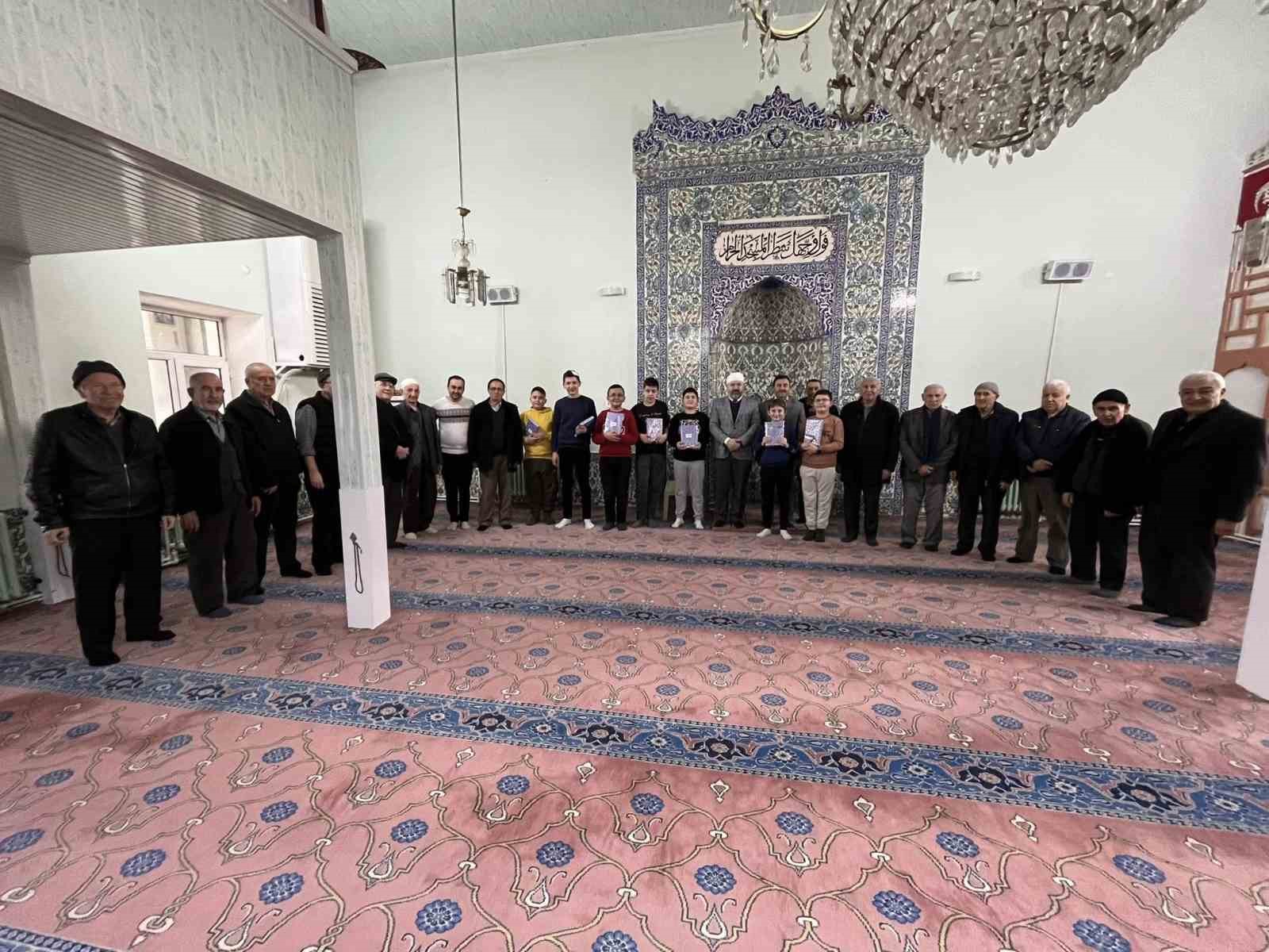 Hisarcık’ta camilerde müezzinlik yapan öğrenciler ödüllendirildi
