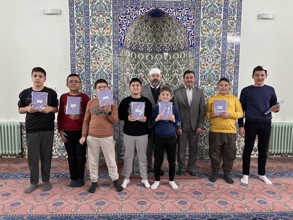 Hisarcık’ta camilerde müezzinlik yapan öğrenciler ödüllendirildi
