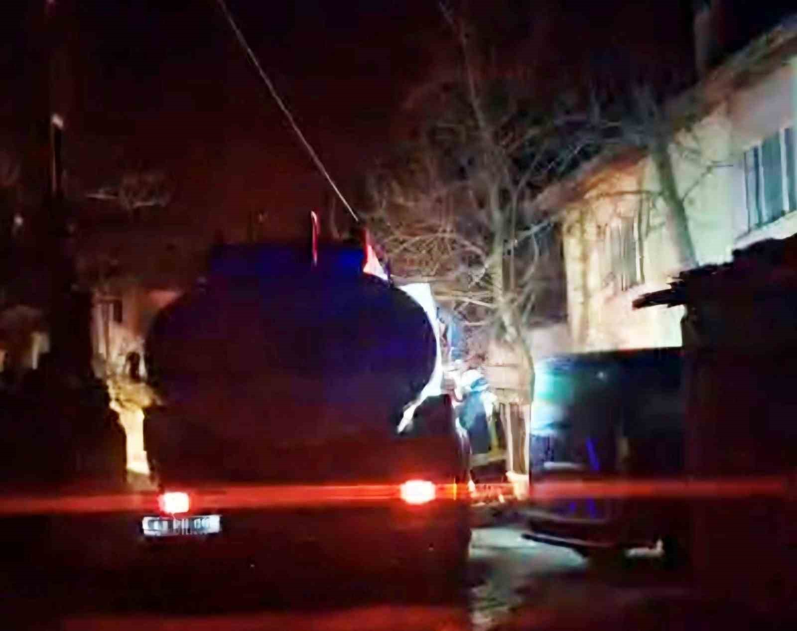 Hisarcık’ta çıkan yangında ev ve samanlık tamamen yandı
