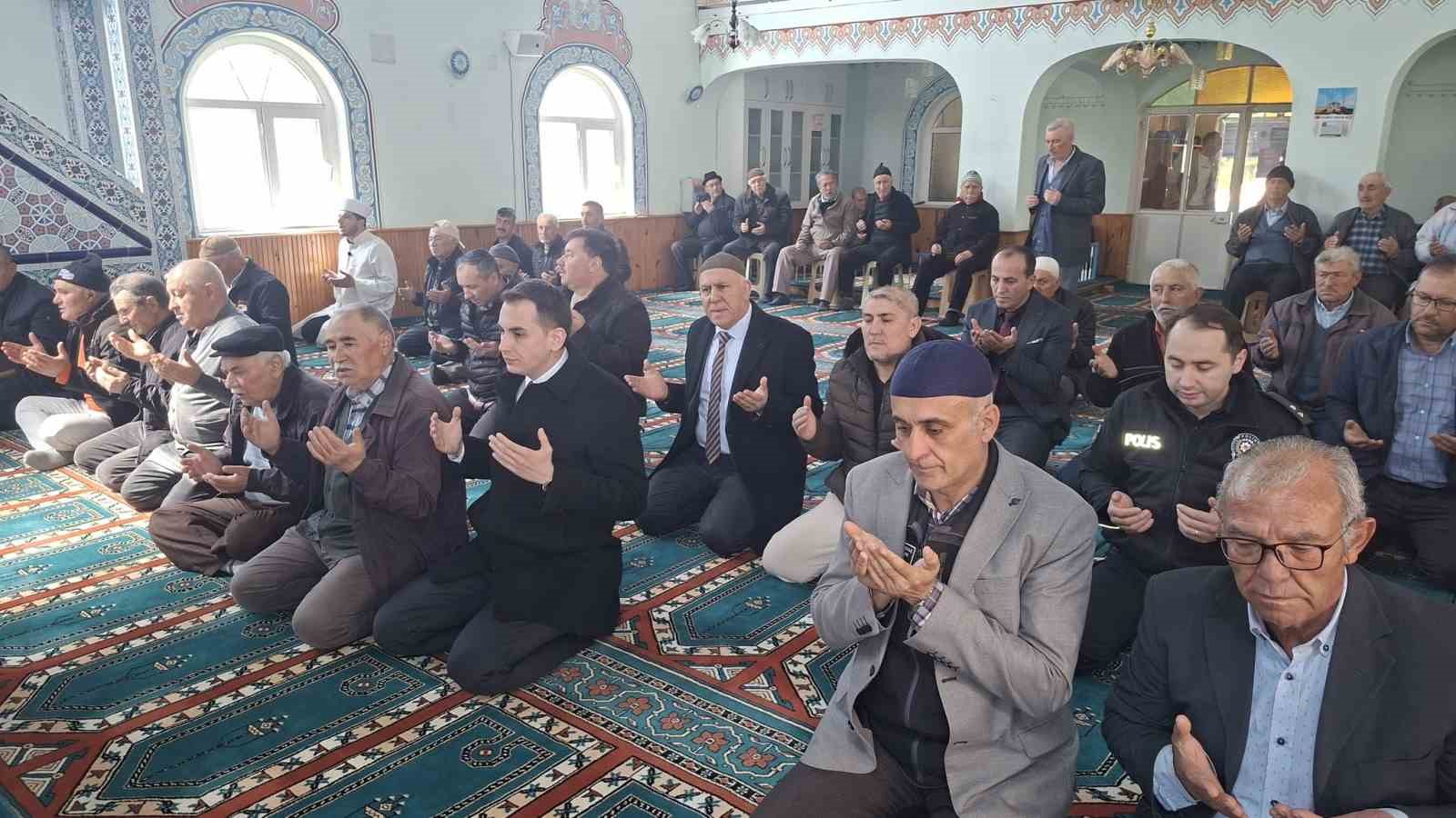 Hisarcık’ta depremde hayatını kaybedenler için mevlit ve hayır yemeği
