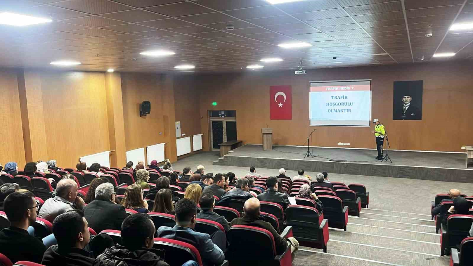 Hisarcık’ta idareci ve öğretmenlere "Genel Trafik Kuralları" eğitimi
