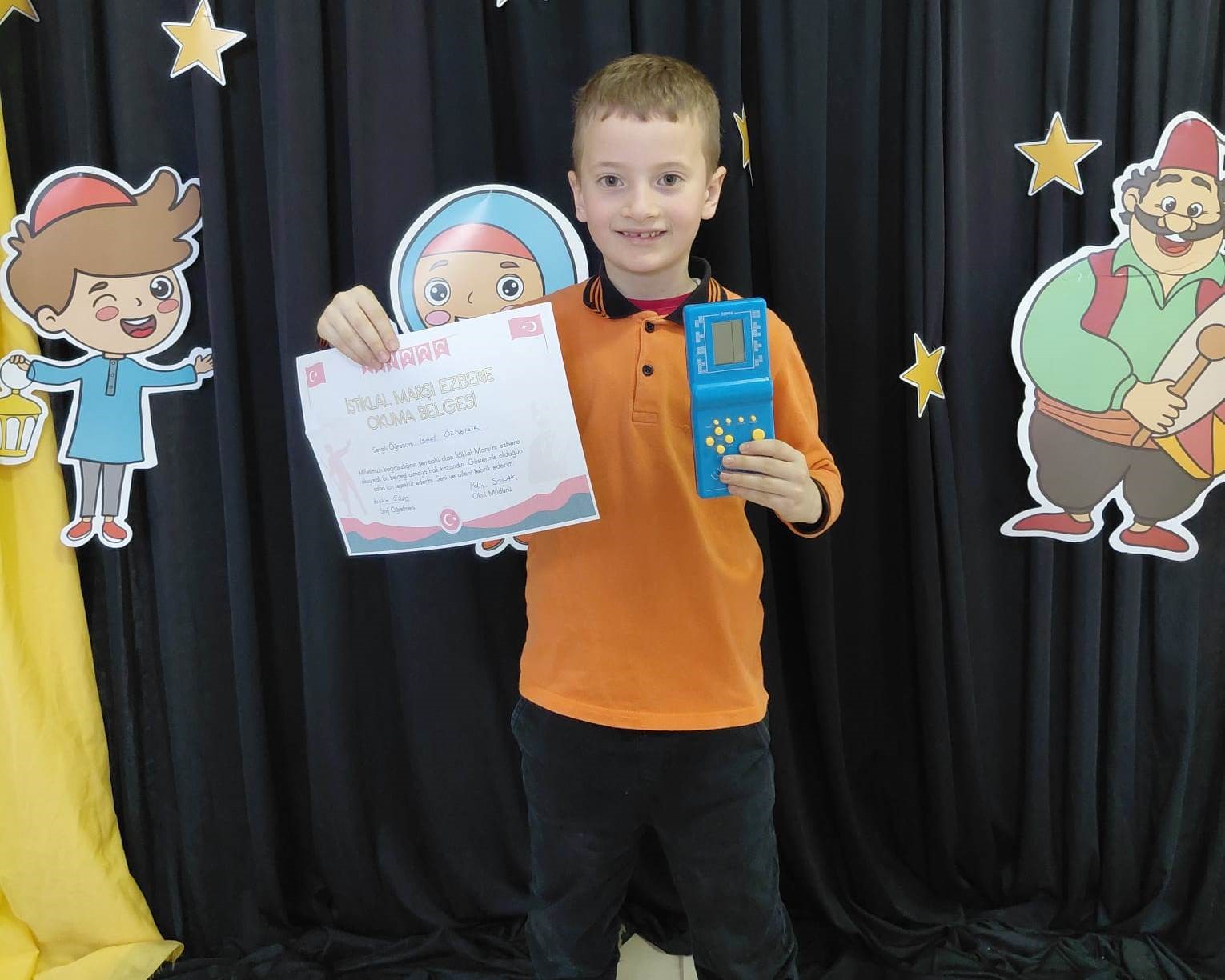 Hisarcık’ta İstiklal Marşı’nı hatasız ve ezbere okuyan öğrenciler ödüllendirildi
