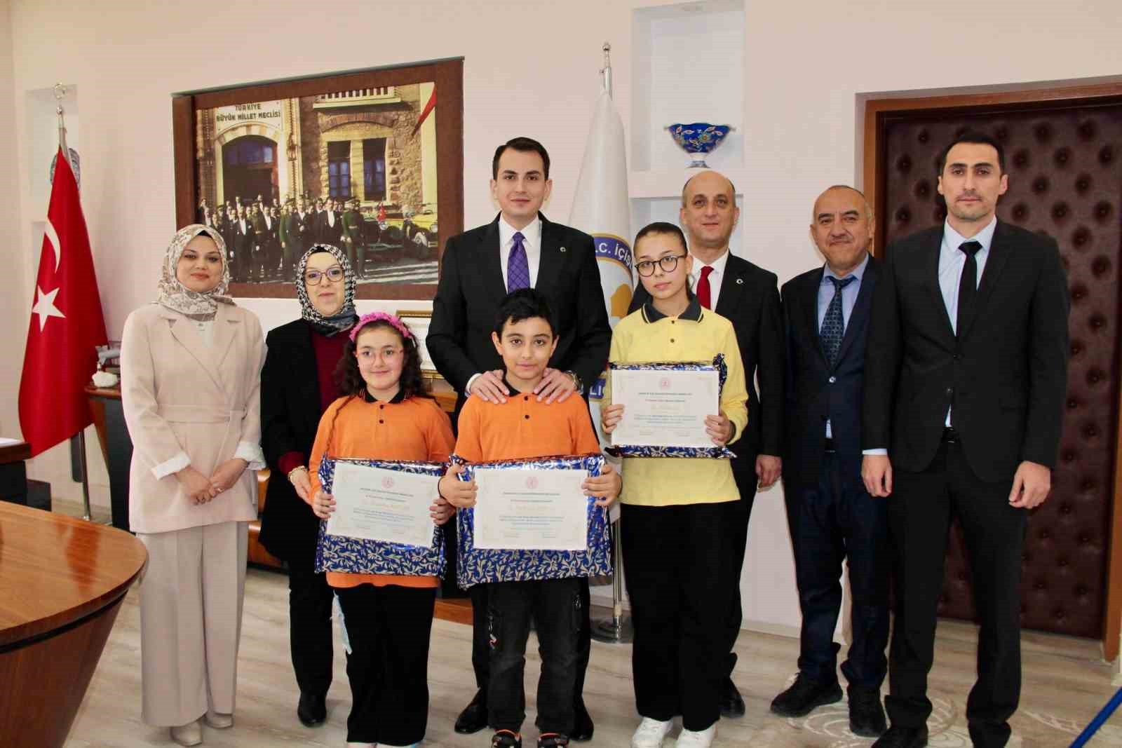 Hisarcık’ta "Kitap kurdu" öğrencilere Kaymakam Atam’dan ödül
