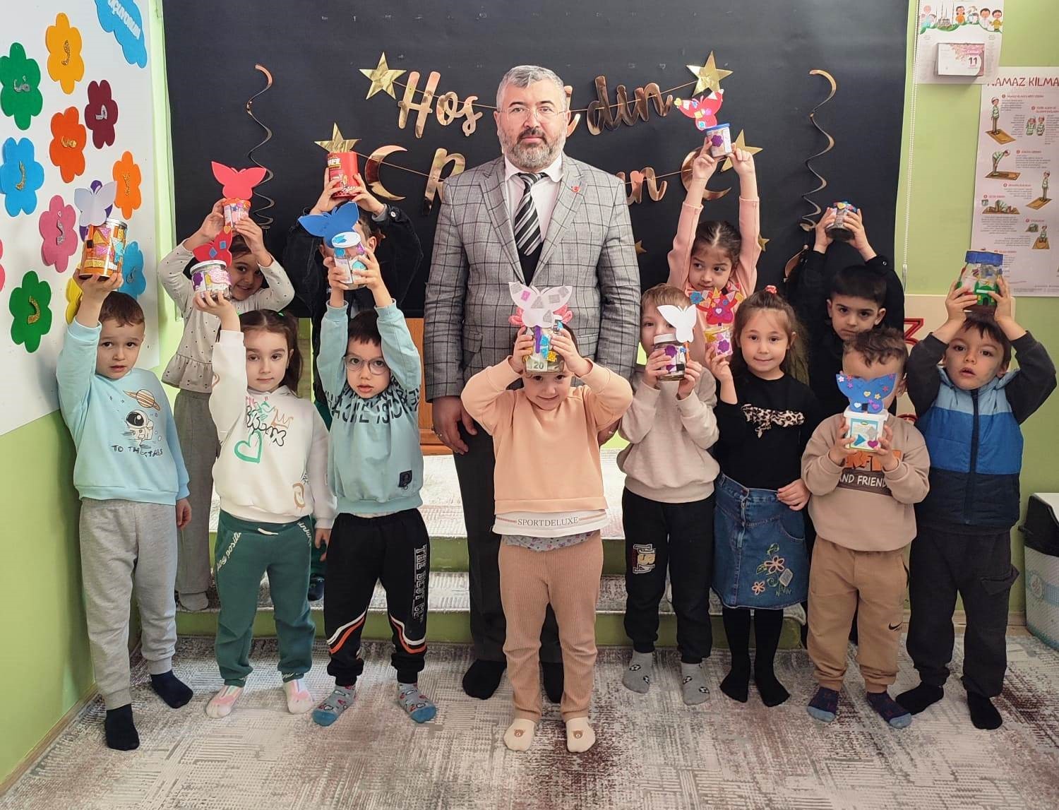 Hisarcık’ta minikler harçlıklarını Gazze için biriktirdi
