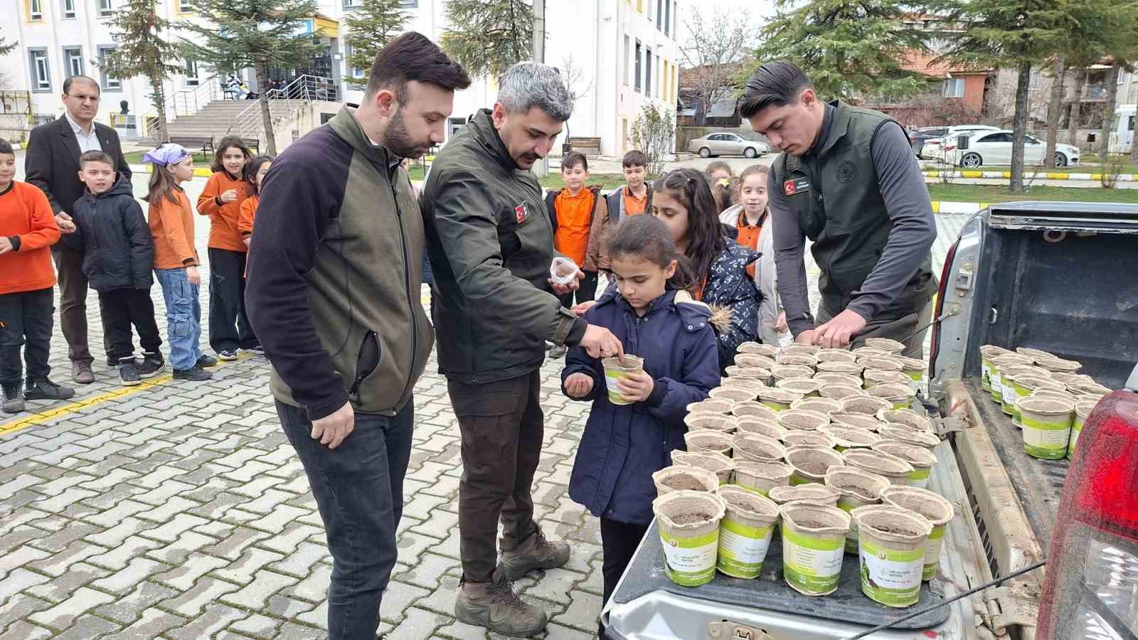 Hisarcık’ta minikler saksılarda karaçam fidanı yetiştirecek
