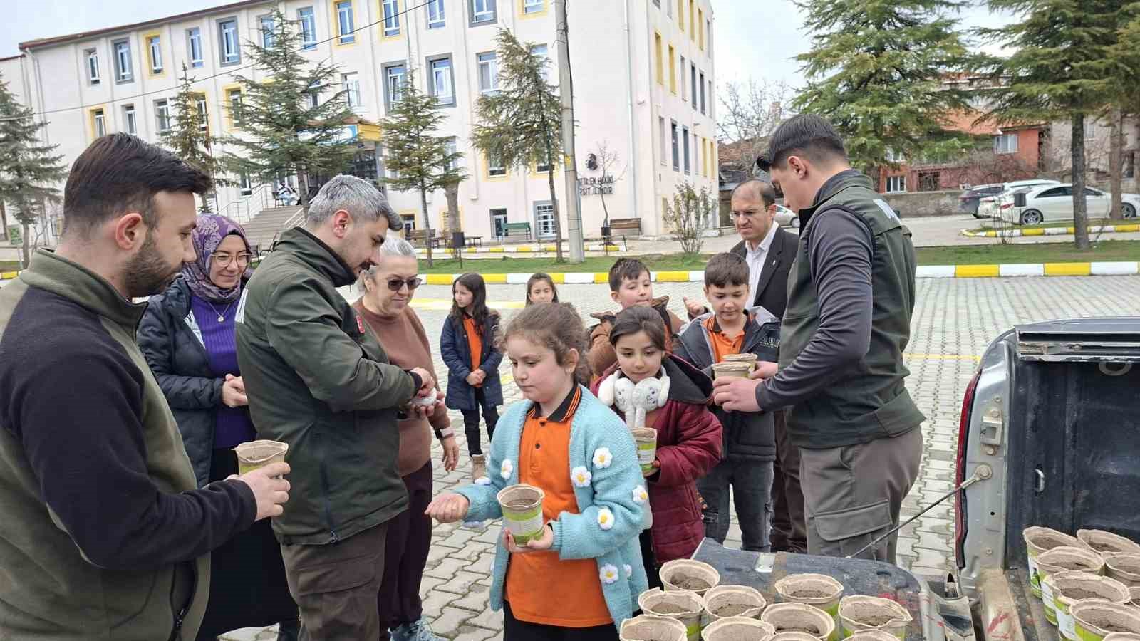 Hisarcık’ta minikler saksılarda karaçam fidanı yetiştirecek
