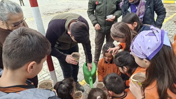 Hisarcık’ta minikler saksılarda karaçam fidanı yetiştirecek
