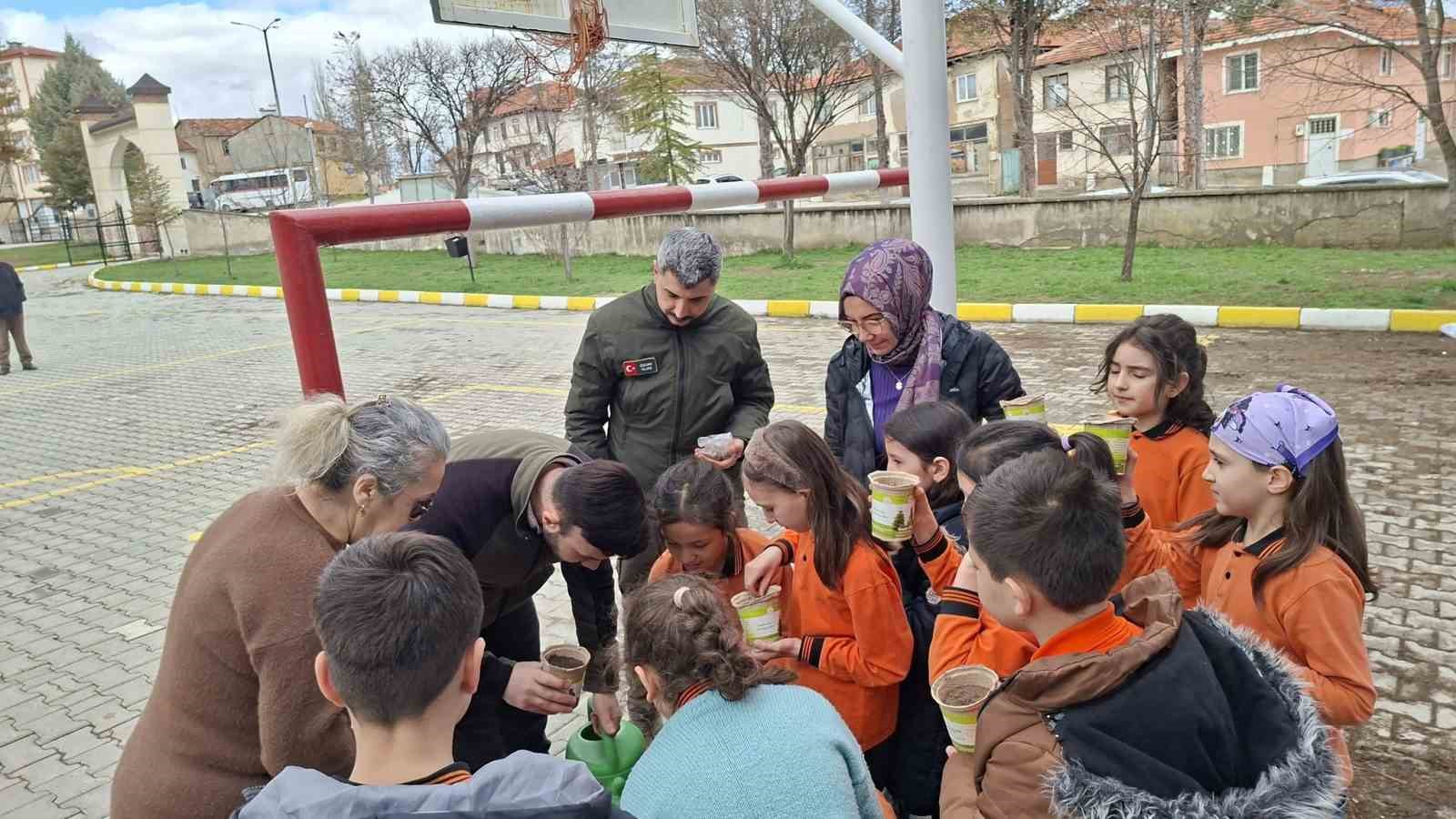 Hisarcık’ta minikler saksılarda karaçam fidanı yetiştirecek
