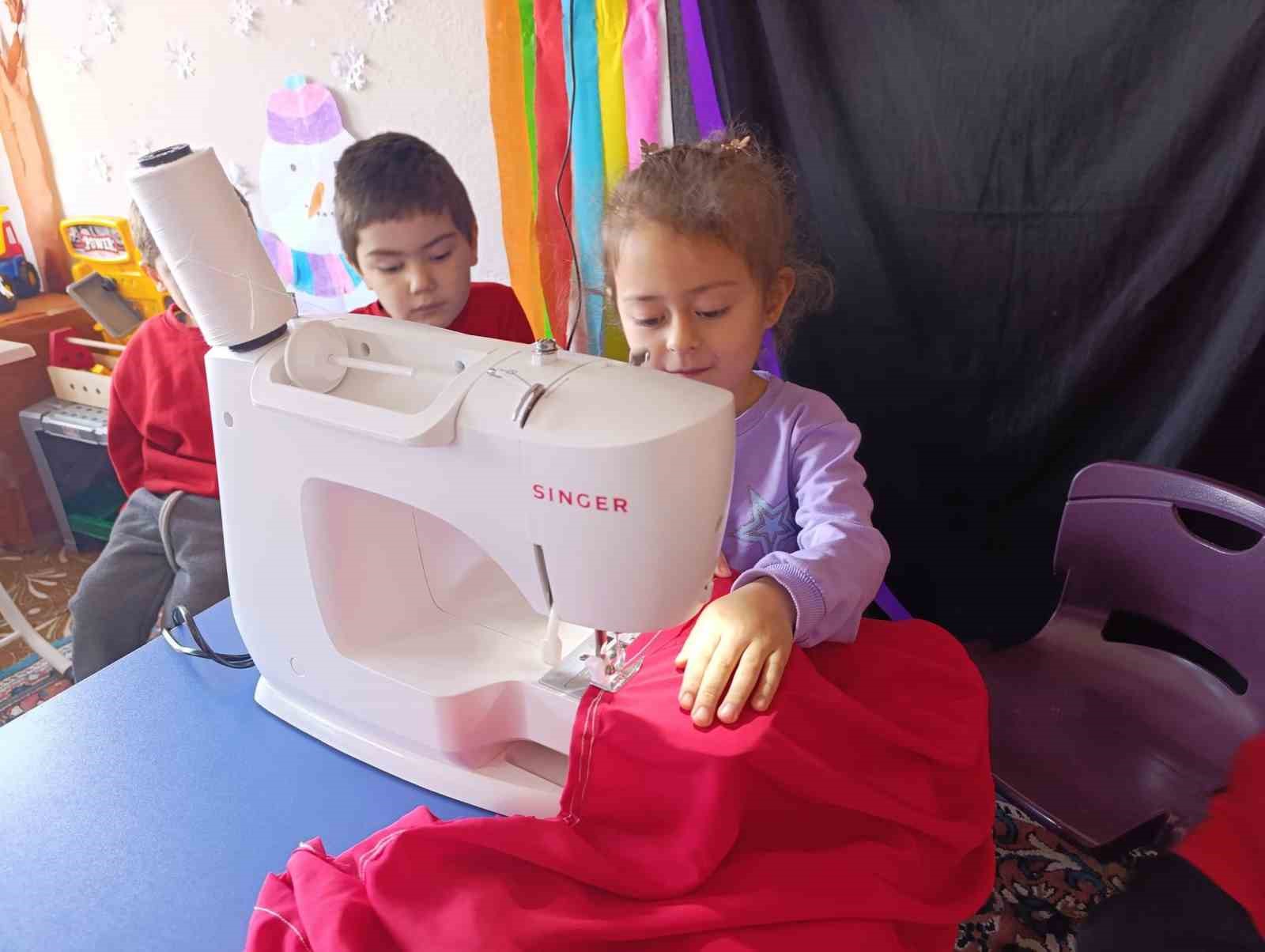 Hisarcık’ta minikler sınıfları için Türk bayrağını kendi elleri ile dikti
