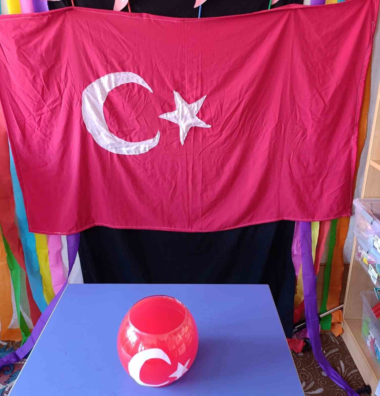 Hisarcık’ta minikler sınıfları için Türk bayrağını kendi elleri ile dikti
