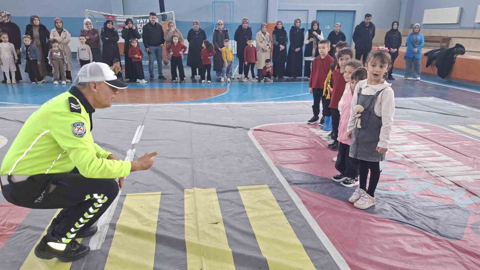 Hisarcık’ta öğrencilere uygulamalı ve teorik trafik eğitimi
