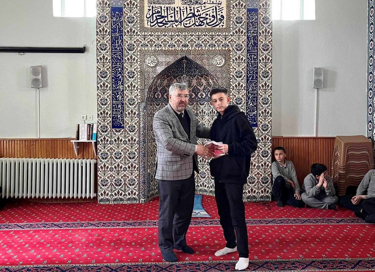 Hisarcık’taki camilerde müezzinlik yapan öğrenciler ödüllendirildi
