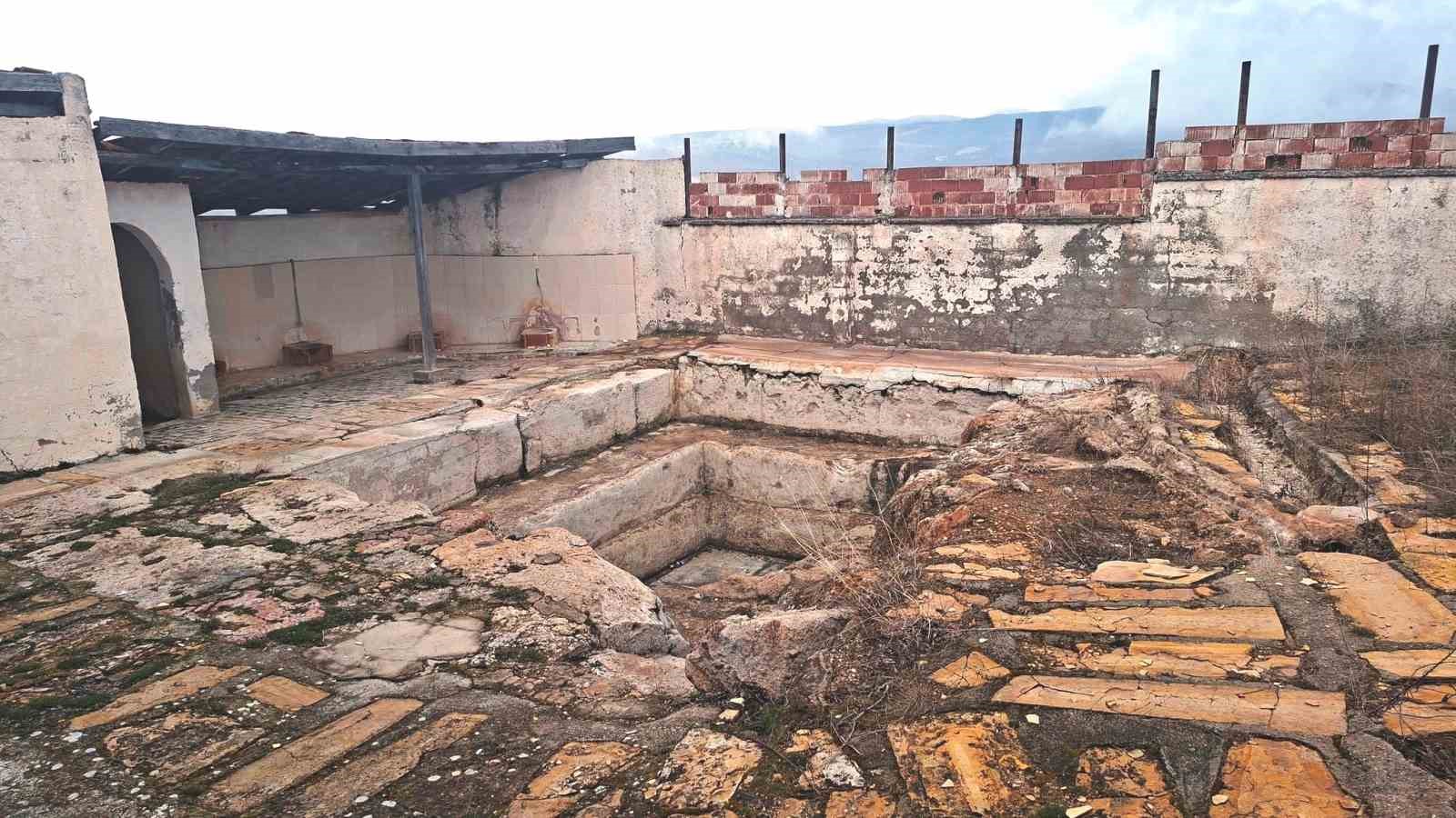 Hisarcık’taki tarihi Roma hamamı bakımsızlıktan yok oluyor
