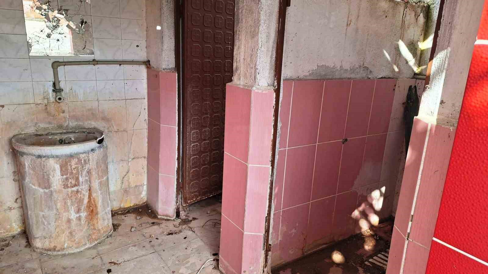 Hisarcık’taki tarihi Roma hamamı bakımsızlıktan yok oluyor
