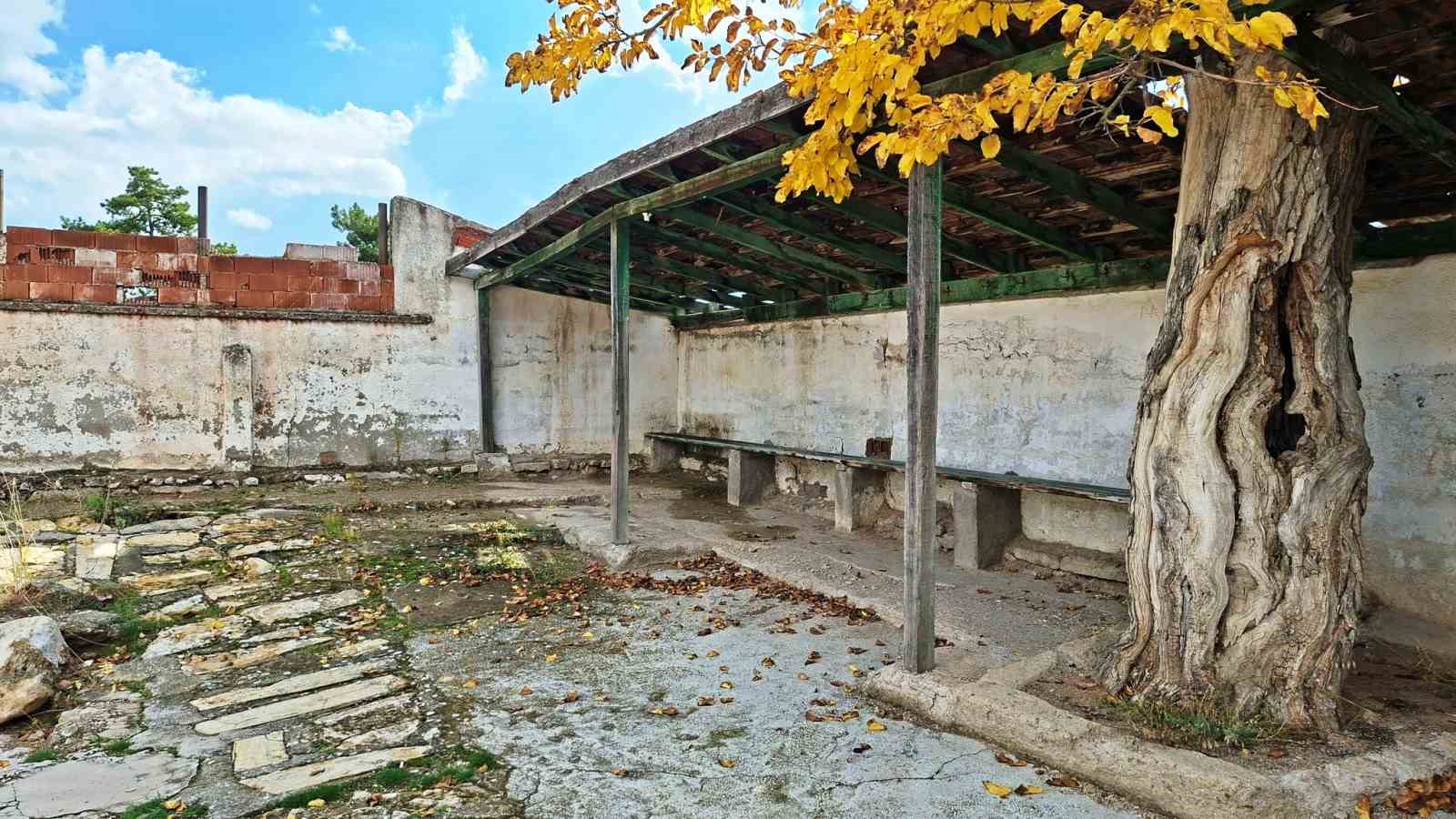 Hisarcık’taki tarihi Roma hamamı bakımsızlıktan yok oluyor
