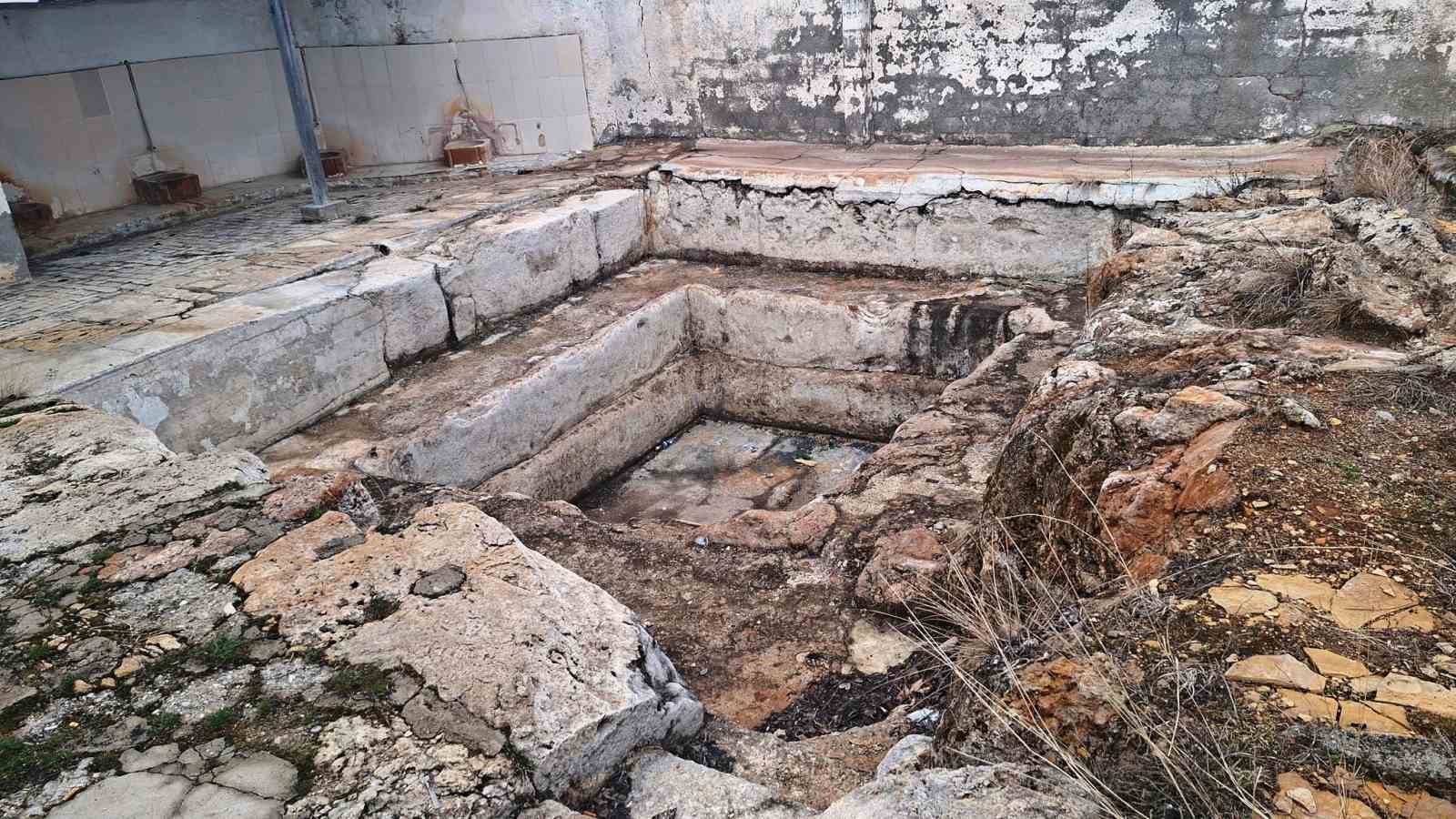 Hisarcık’taki tarihi Roma hamamı bakımsızlıktan yok oluyor
