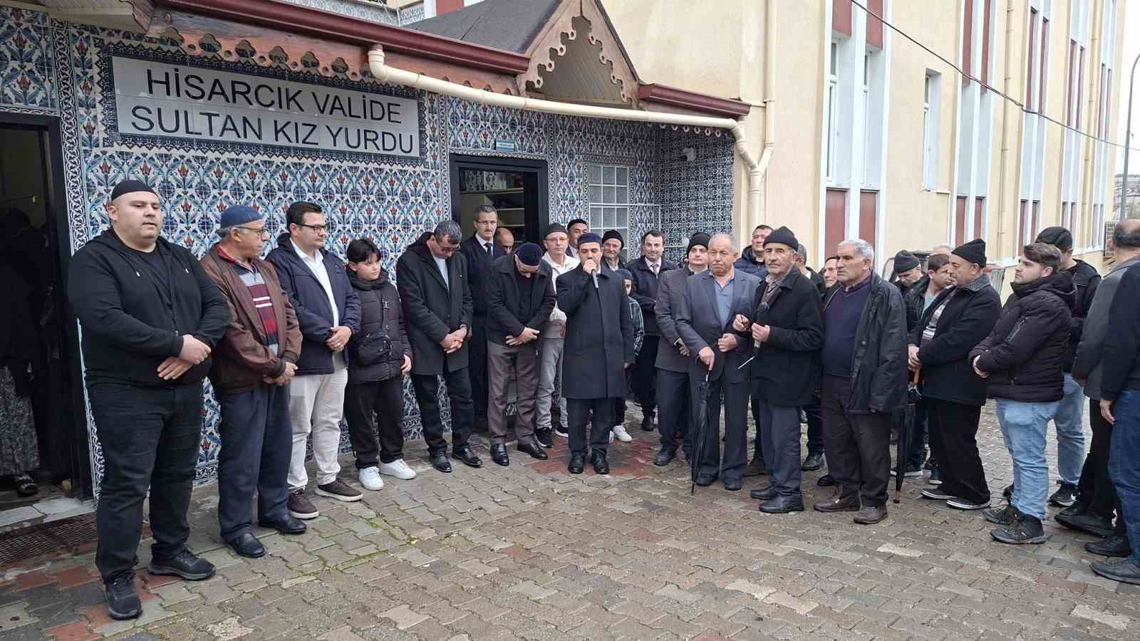 Hisarcık’tan 21 kişilik umre kafilesi dualarla uğurlandı
