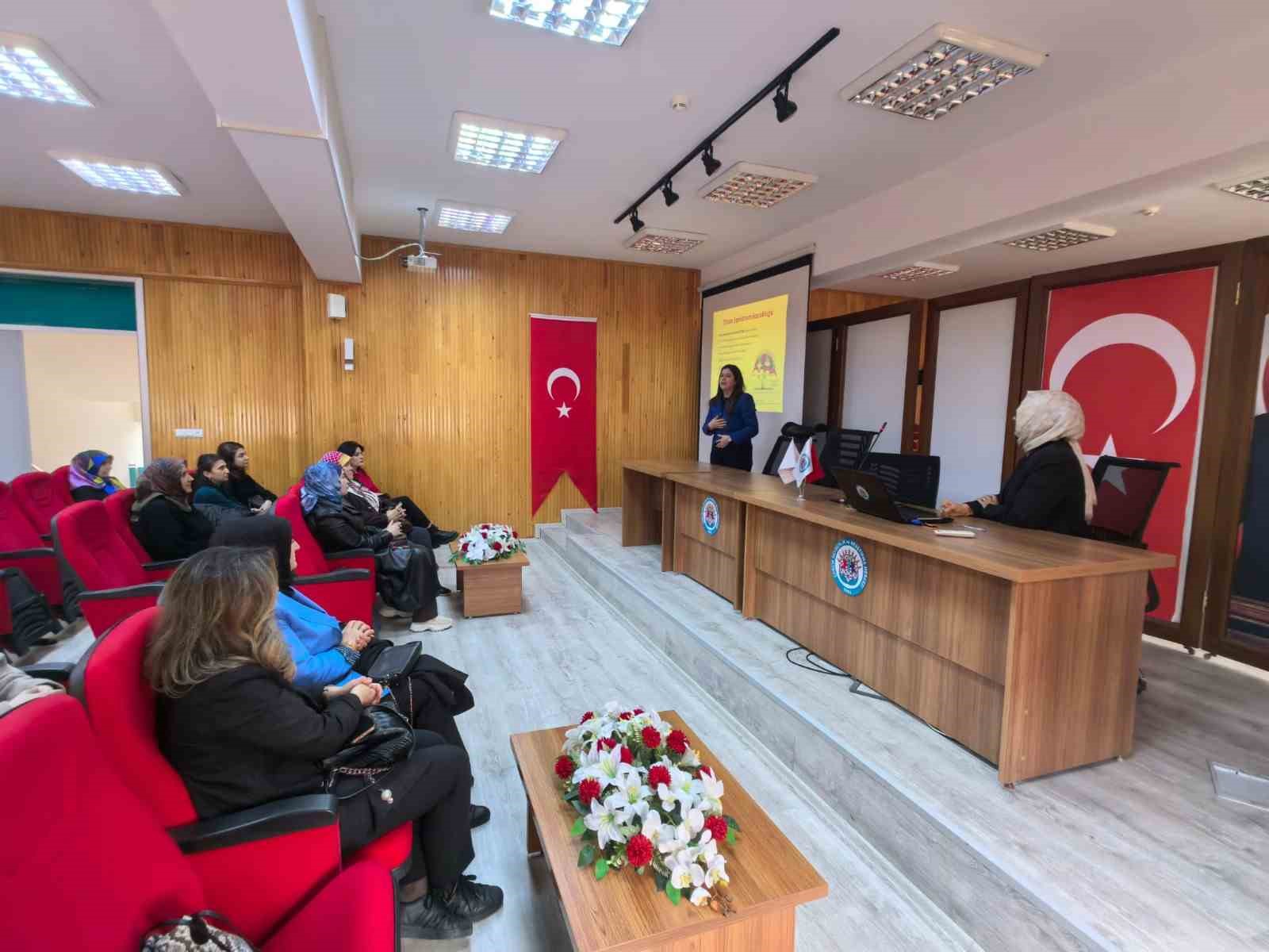 Hitit Üniversitesi Bilim Kafe’de otizm ve beslenme konuşuldu
Hitit Üniversitesi Bilim Kafe’de otizm ve beslenme konuşuldu