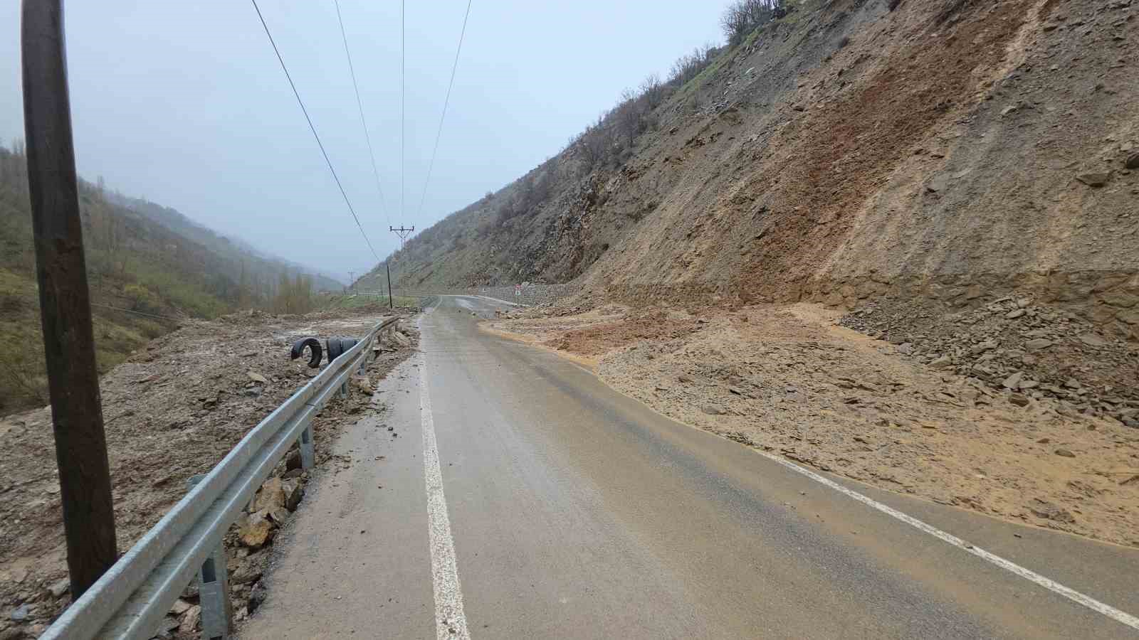 Hizan-Bahçesaray yoluna dökülen çamur ve kayalar temizlendi
