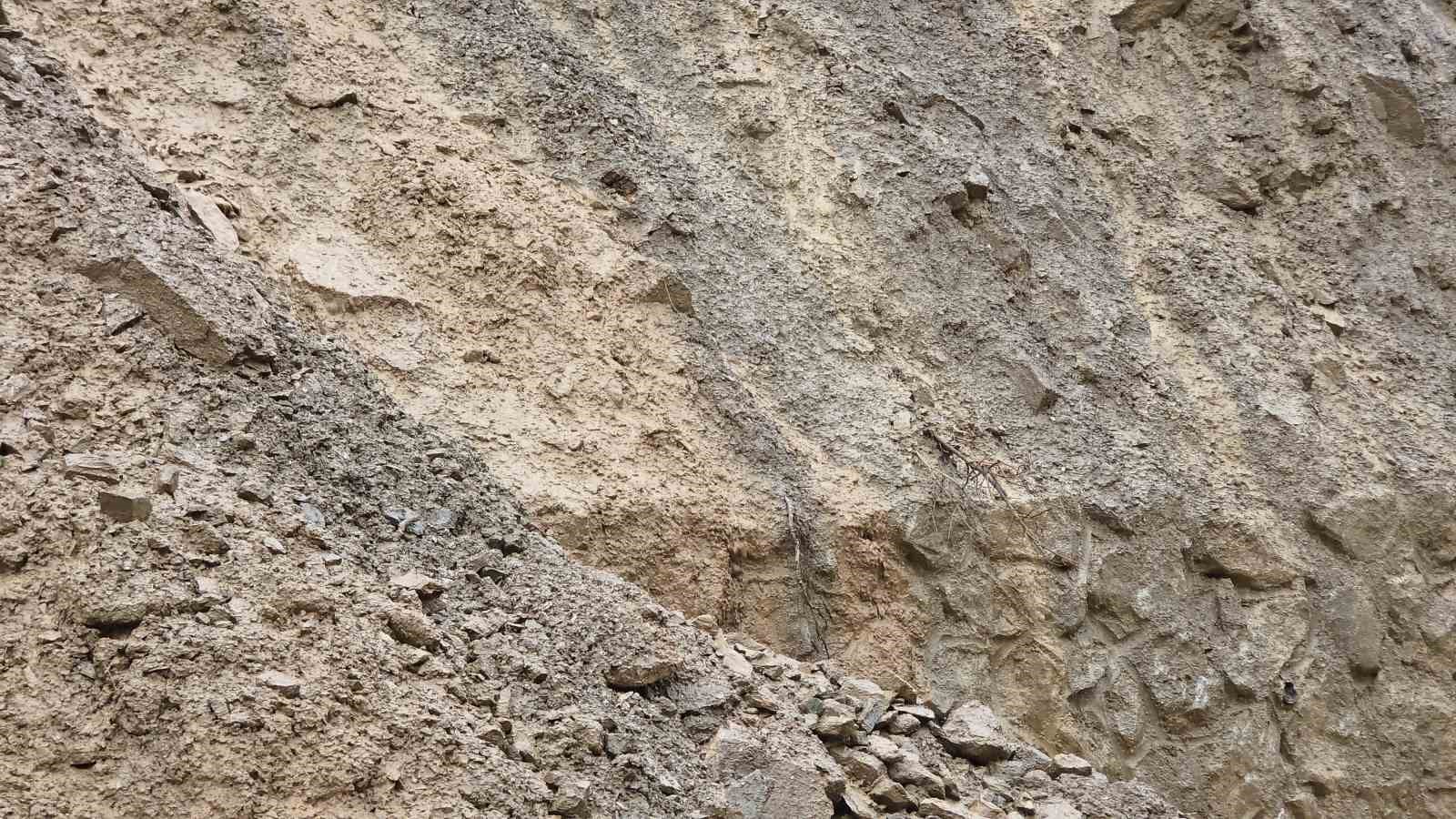 Hizan-Bahçesaray yoluna dökülen çamur ve kayalar temizlendi
