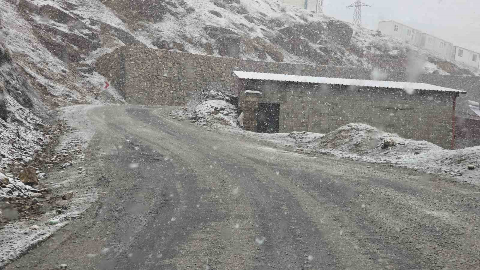 Hizan-Bahçesaray yolunda kar etkili oluyor
