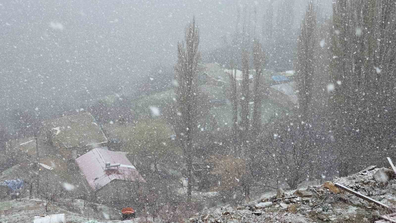 Hizan-Bahçesaray yolunda kar etkili oluyor
