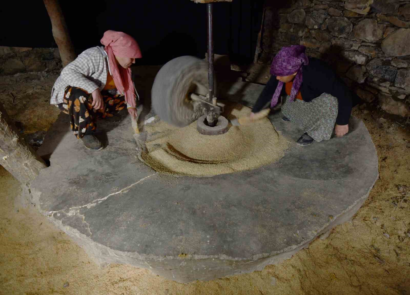 Hizan’da asırlık su değirmeniyle doğal pirinç üretimi sürüyor
