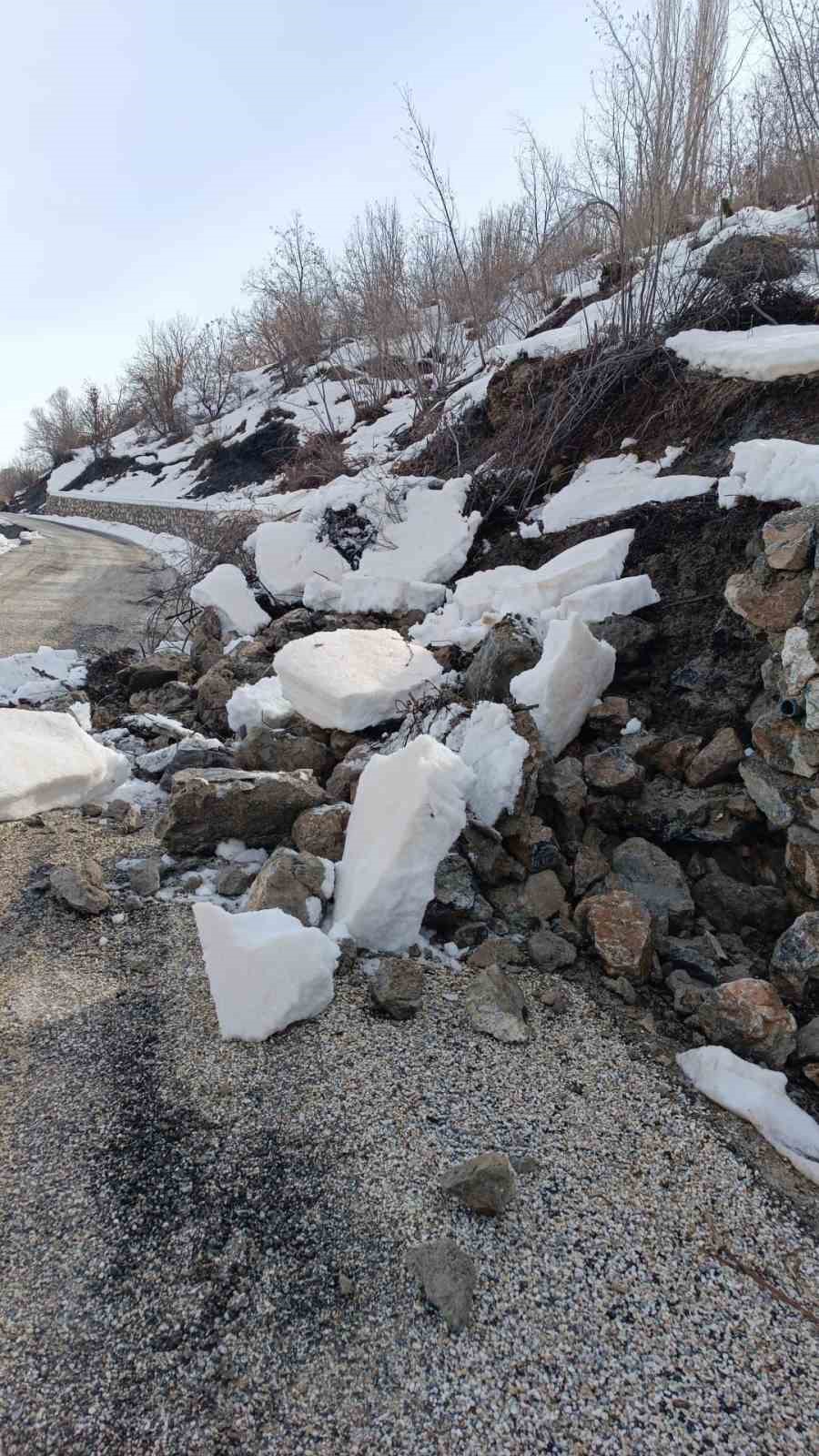 Hizan’da kar eridi, heyelan yolları kapattı
