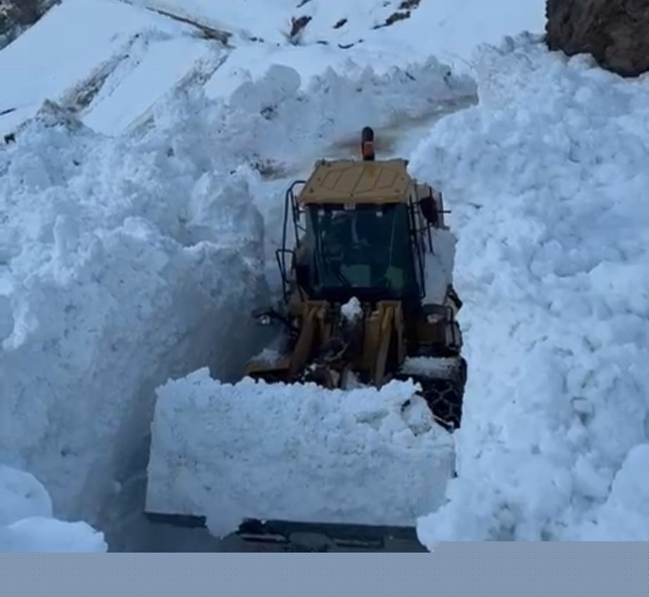 Hizan’da köy yoluna çığ düştü
