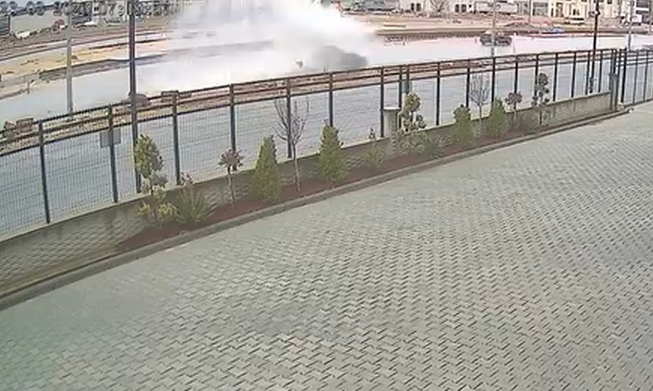 Hızla su birikintisine giren otomobil takla attı
