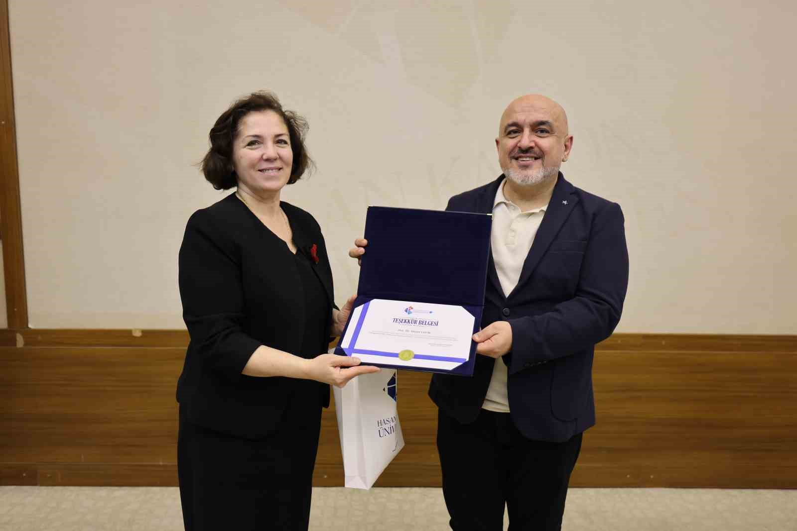 HKÜ’de "Mezopotamya’dan Günümüze: Gılgamış Destanı" konferansı düzenlendi
HKÜ’de "Mezopotamya’dan Günümüze: Gılgamış Destanı" konferansı düzenlendi