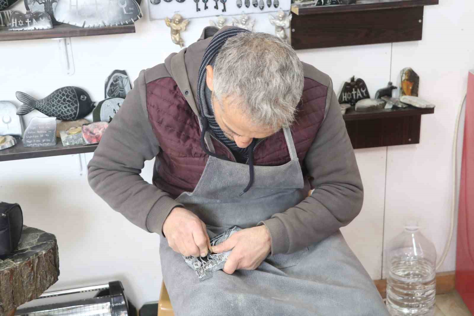 Hobi olarak başladığı mesleğinde 25 yıldır ekmeğini taştan çıkarıyor
