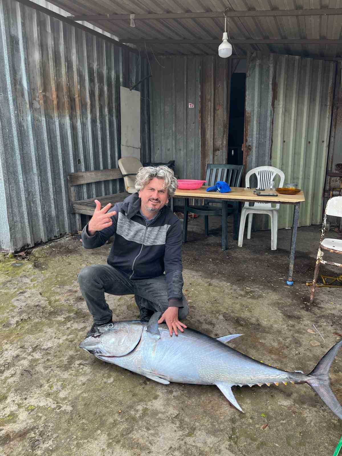 Hobi olarak olta balıkçılığı yapan öğretmen 60 kiloluk orkinos yakaladı
