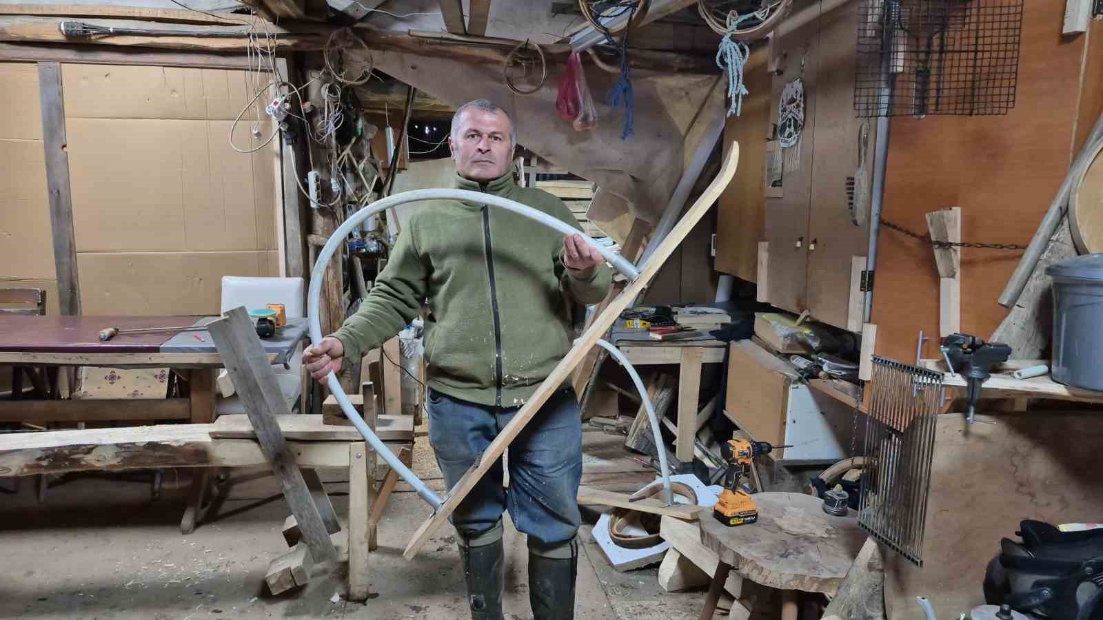 Hobi olarak yaptığı kayak takımları ilgi odağı oldu
