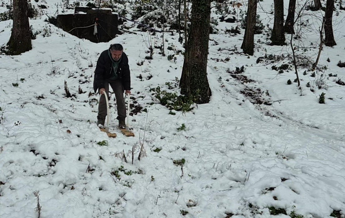 Hobi olarak yaptığı kayak takımları ilgi odağı oldu

