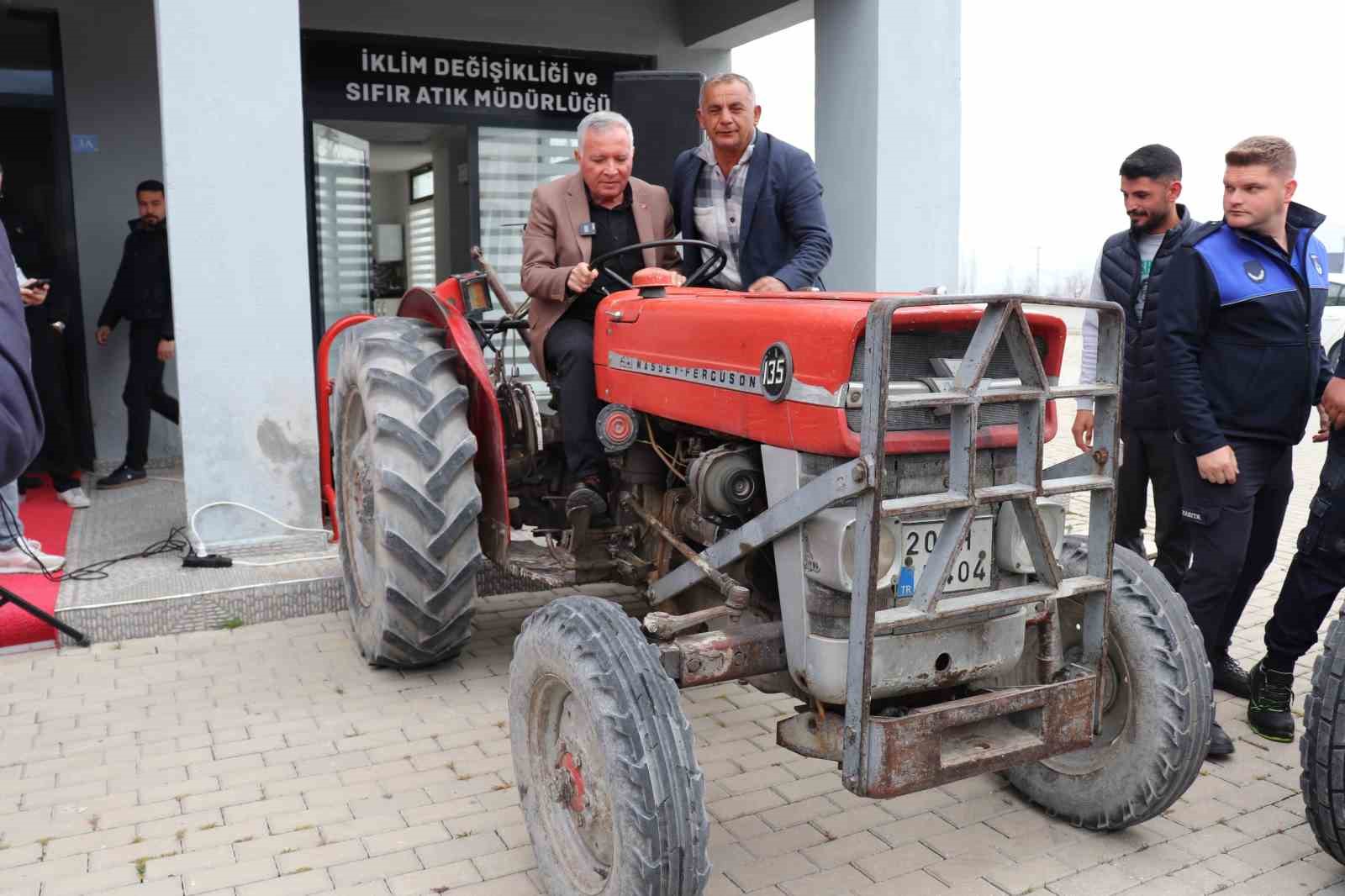 Honaz Belediyesinden zirai dona karşı yerli çözüm
Honaz Belediyesinden zirai dona karşı yerli çözüm
