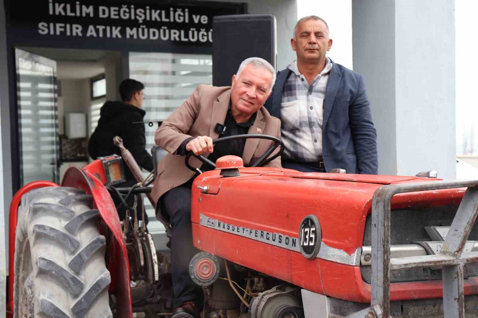 Honaz Belediyesinden zirai dona karşı yerli çözüm
Honaz Belediyesinden zirai dona karşı yerli çözüm