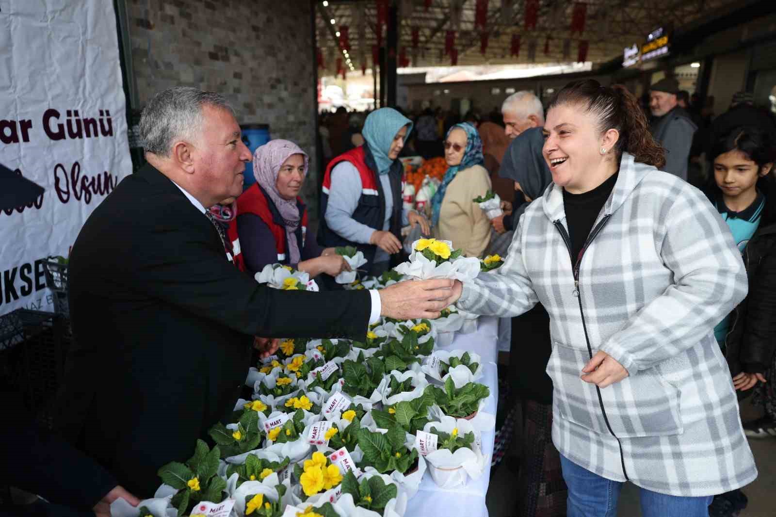 Honaz Tohum Merkezinde yetiştirilen çiçekler kadınlara hediye edildi
Honaz Tohum Merkezinde yetiştirilen çiçekler kadınlara hediye edildi