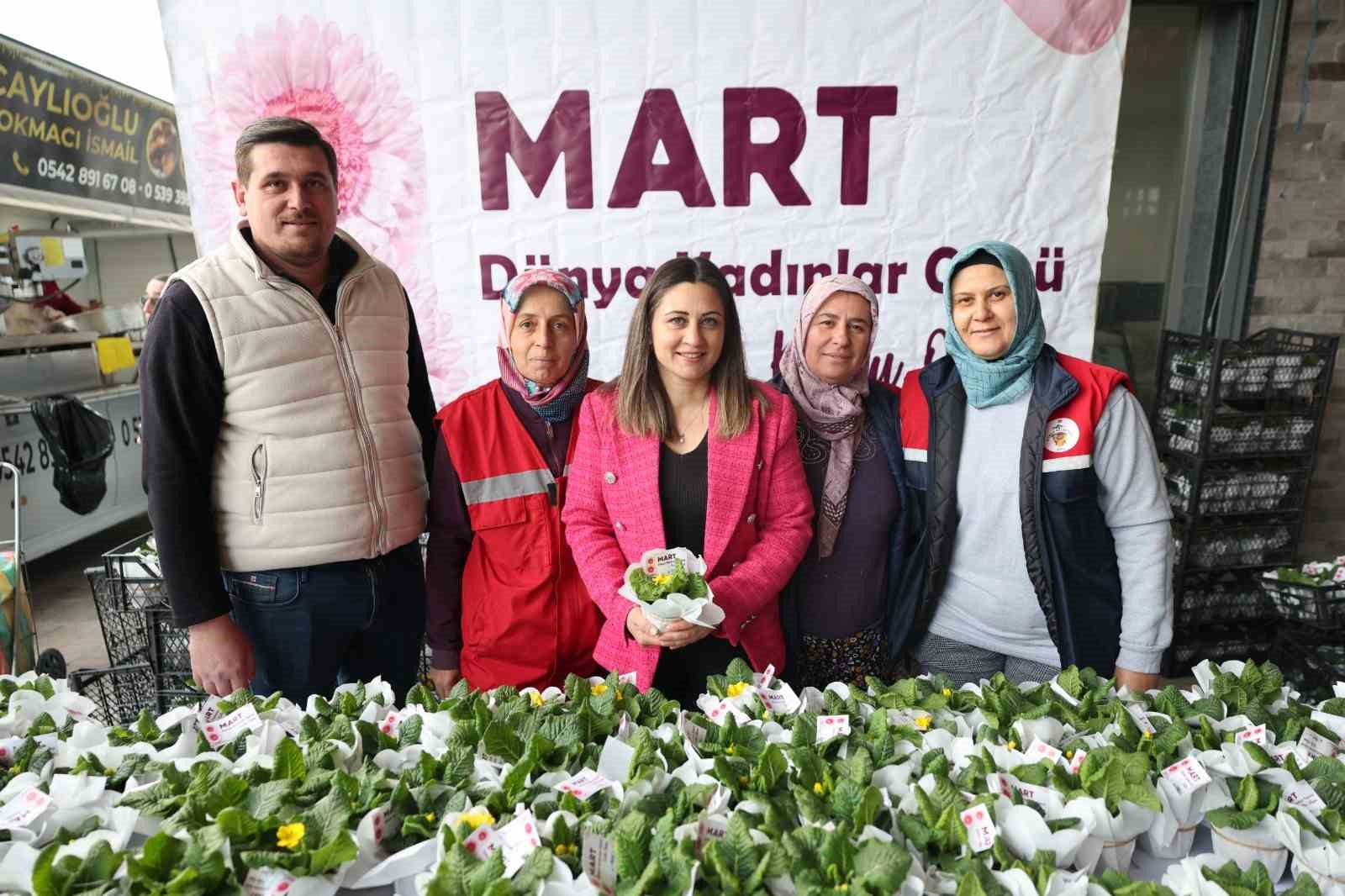 Honaz Tohum Merkezinde yetiştirilen çiçekler kadınlara hediye edildi
Honaz Tohum Merkezinde yetiştirilen çiçekler kadınlara hediye edildi