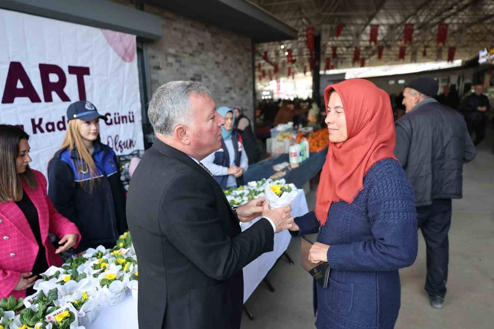 Honaz Tohum Merkezinde yetiştirilen çiçekler kadınlara hediye edildi
Honaz Tohum Merkezinde yetiştirilen çiçekler kadınlara hediye edildi
