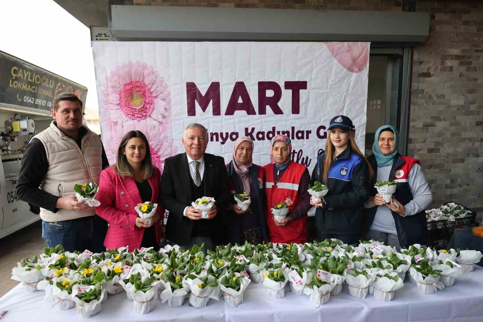 Honaz Tohum Merkezinde yetiştirilen çiçekler kadınlara hediye edildi
Honaz Tohum Merkezinde yetiştirilen çiçekler kadınlara hediye edildi