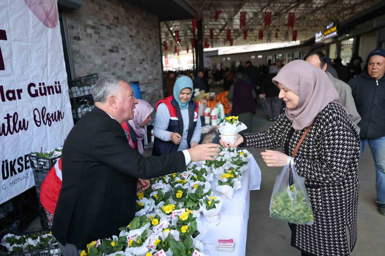 Honaz Tohum Merkezinde yetiştirilen çiçekler kadınlara hediye edildi
Honaz Tohum Merkezinde yetiştirilen çiçekler kadınlara hediye edildi